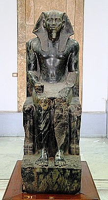 ESTATUA SEDENTE DE HEMIUN