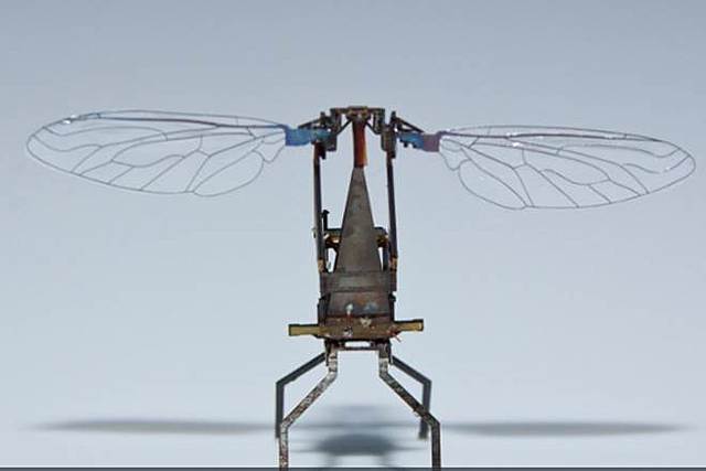 2018 Robofly:Ce microrobot inspiré d'un insecte volant, se déplace en battant des ailes. Il est le premier insecte robotique à pouvoir évoluer en autonomie, sans liaison filaire pour assurer son alimentation.