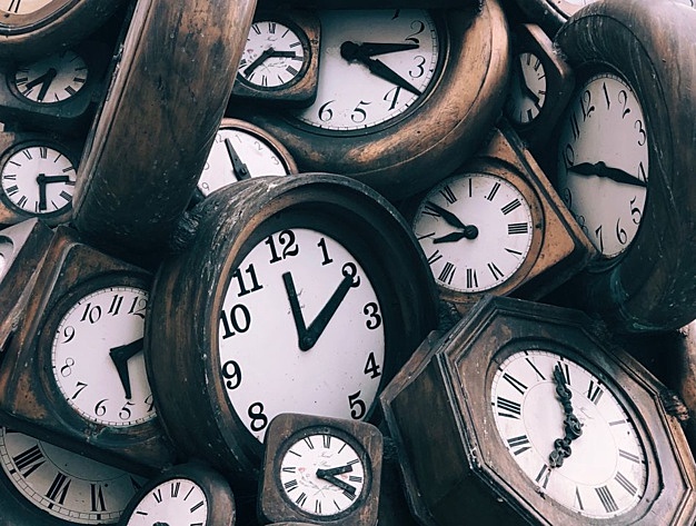 1800 Les horloges:Précurseur des automates, Christiaan Huygens perfectionne les techniques de l’horlogerie : il invente le pendule cycloïdal et le spiral plat, qui assurent la régularité et la précision des oscillations.