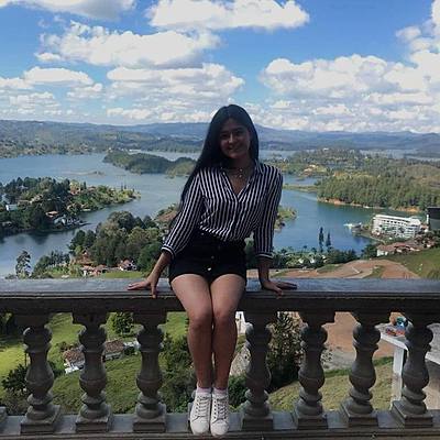 Timeline: Formación Educativa de Juliana González