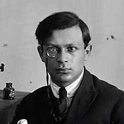 Nace Tristan Tzara