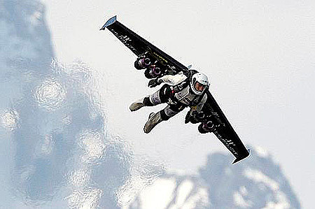 El piloto suizo Yves Rossy cruzó el Canal de la Mancha