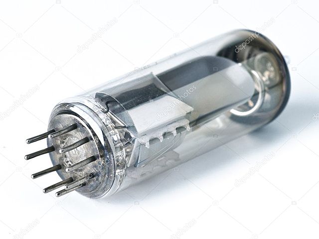 Ordenadores creados con válvulas electrónicas (tubos de vacío, antecesores de los transmisores), como el MARK I.