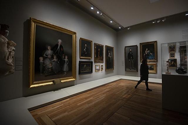 Dones al museu del Prado