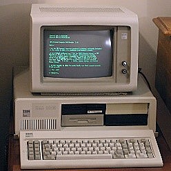 IBM introduce el MS-DOS estableciendo una asociación con Microsoft.