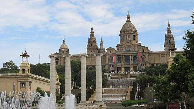 Se graduó de la Escuela Oficial de Periodismo de Madrid.