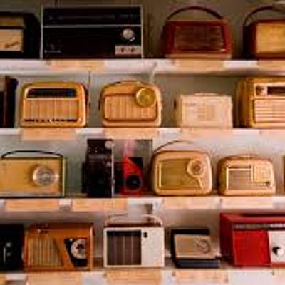 Timeline: Thomas Rodriguez Pedrerol CURS 1 Grup A Unitat 1 Línia de temps visual de la ràdio.