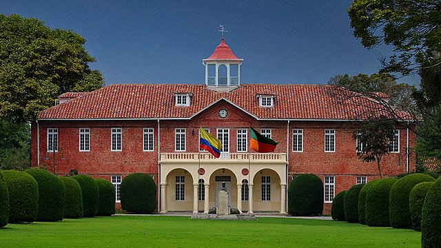 Fundaciòn del primer establecimiento  en Bogotà. Gimnasi moderno por Agustin Nieto, PRIMERA EDUCACION PRIVADA