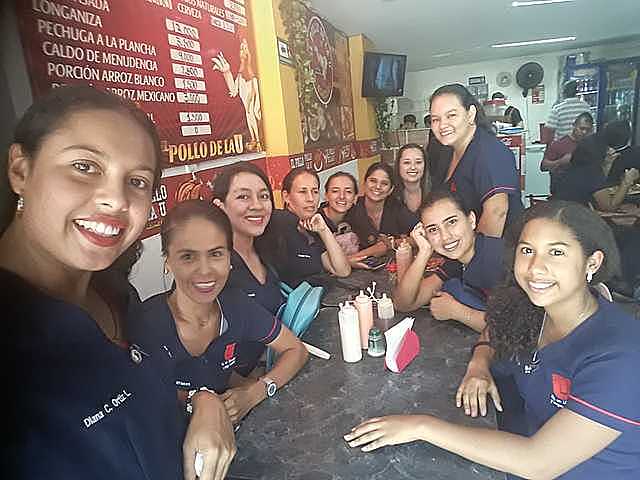 Almuerzo en las cercanías de la Universidad (12:15 a 1:40 p.m.)
