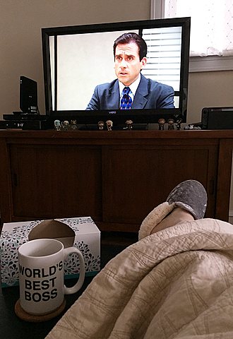Luego yo me acosté y miré el show llamado “The Office” o La oficina en Netflix en mi cuarto blanco