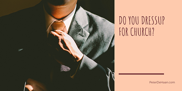 A las 11:15 mi familia y yo nos vestimos para ir a la iglesia.