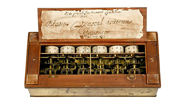 La primera sumadora mecánica