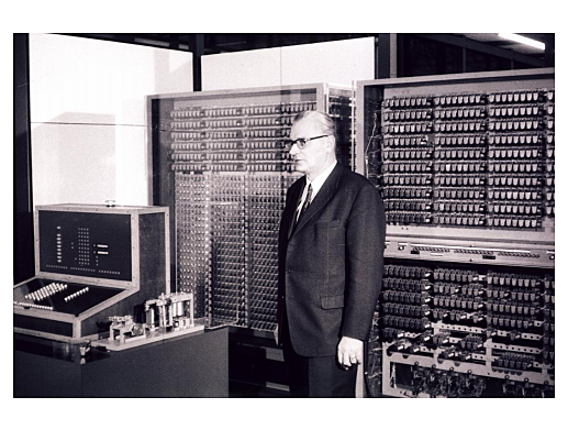 primer computador electromagnético programable mediante una cinta perforada