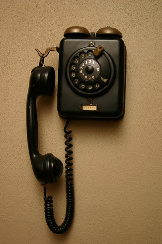 Alexander  Graham Bell patenta el teléfono.