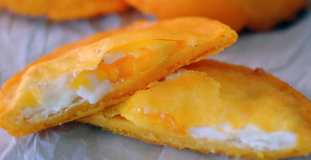 Una arepa típica de la Región Caribe de Colombia, la cual se compone de arepa de maíz y huevo en el interior