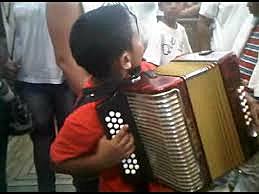 LEARNING PLAY ACORDION