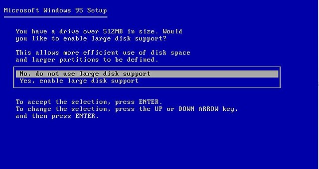 Windows 95:Jennifer Aniston y Mathew Perry presentan una guia de instalacion del nuevo sistema operativo de Microsoft,cuya interface ofrece un escritorio con los iconos de los programas, documentos, directorios y con un clic desplegar un nuevo menu.