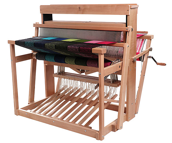 Nuevos materiales lana, seda, rueca y telar.