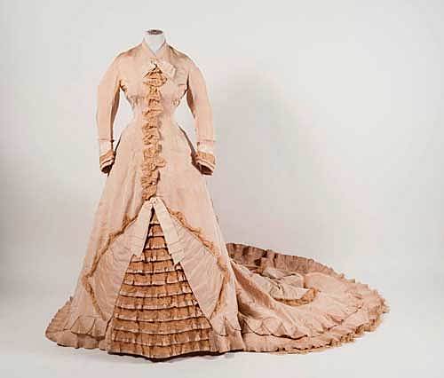 Moda de  virreyes contra  la  permanencia de la indumentaria indígena.