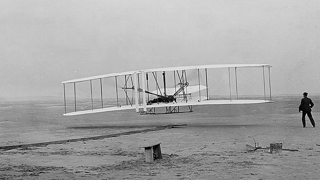 primer vuelo a motor tripulado