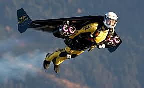 El piloto suizo Yves Rossy cruzó el Canal de la Mancha