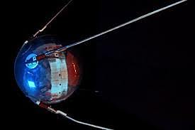 Lanzamiento del primer satélite orbital