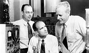 Bell, John Bardeen, Walter H. Brattain y William Shockley inventan el transistor