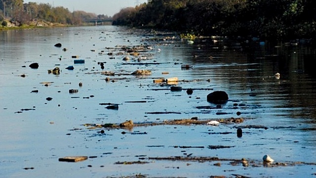 Rosas prohibe por decreto arrojar residuos de la Faena al río