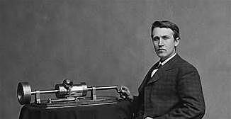 Thomas Edison inventa el fonógrafo.