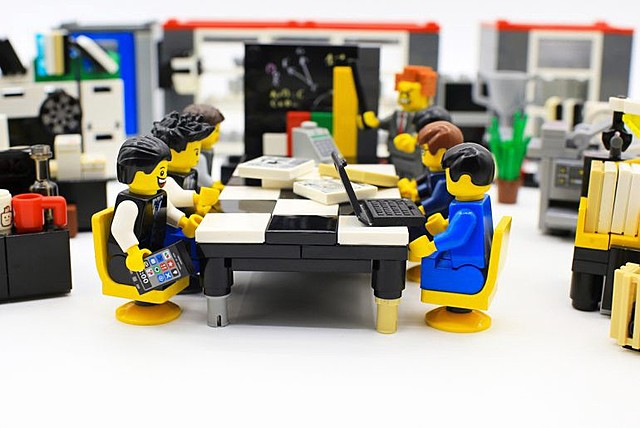 Hodgins propone la famosa metrafora del LEGO