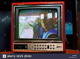 televisor blanco  negro