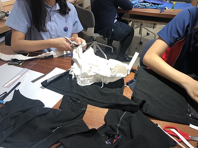 We measured the size of the mini model to make a mini skirt.