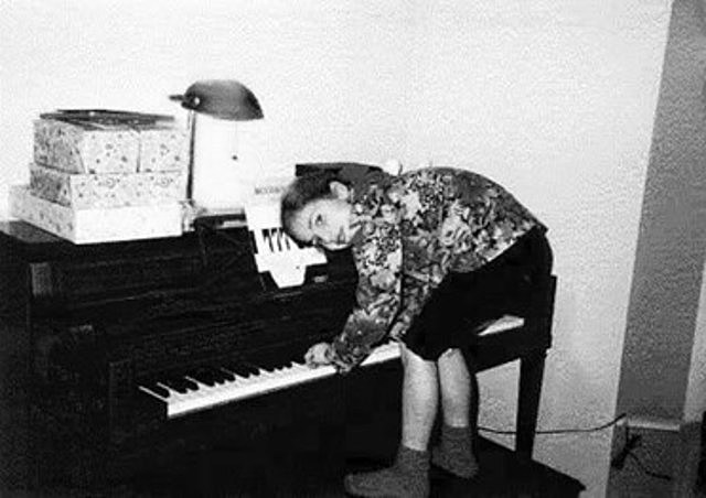 Escribe su primer canción.