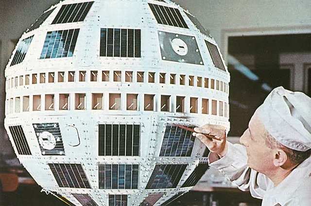 Nombre del primer satélite de baja altura que permite  la transmisión transatlántica de televisión