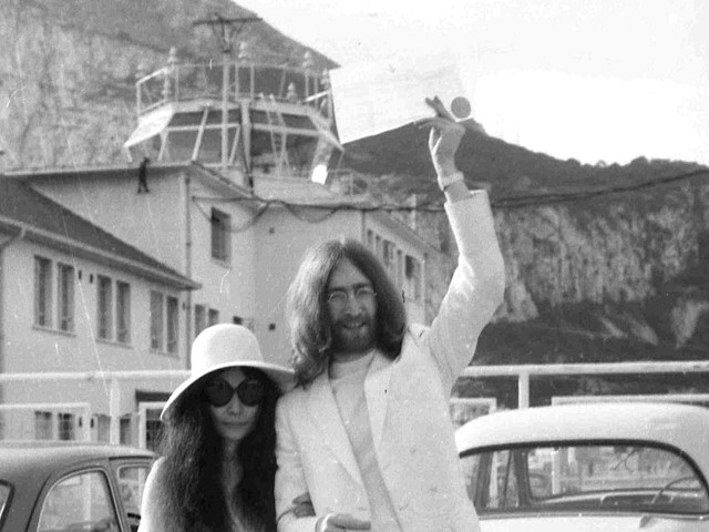 John y Joko se casan en Gibraltar