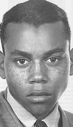 se muda a Atlanta para comenzar sus estudios en artes escénicas