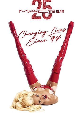 firma su primer contrato de modelaje