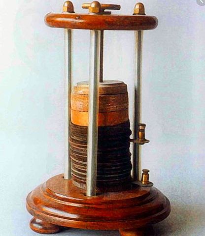 Volta inventó la pila voltaica, el precesor de la batería eléctrica