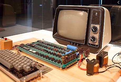 Primer ordenador de mesa, creado por Giorgio Perotto , vendido en 3200 dólares