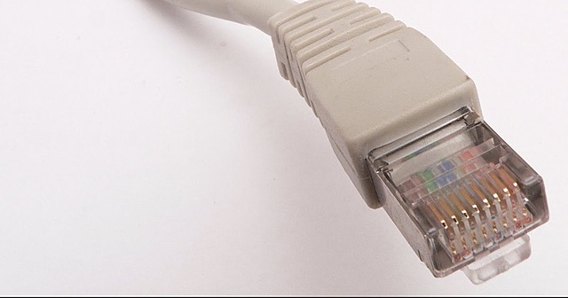 Se desarrolla Ethernet, primeros cables coaxiales que permitían transportar datos de forma rápida.