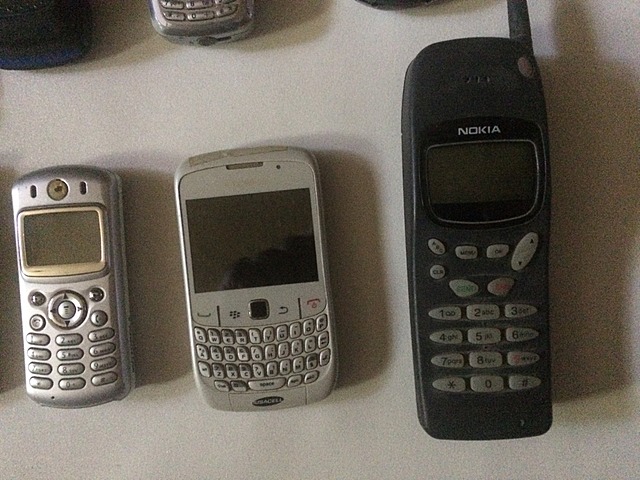 comenzaron a ver teléfonos móviles más ligeros, con botones pulsadores, pero con precios poco accesibles y con servicio racionado.