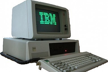 IBM lanza su primera computadora.