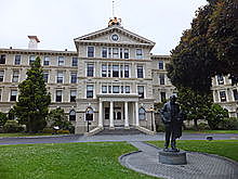 España el Centro Nacional de Enseñanza Media por radio y televisión