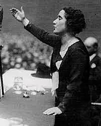 Clara Campoamor, en el Congreso de Diputados el 1 de octubre de 1931.