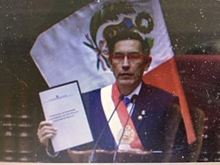 Vizcarra  plantea adelanto de elecciones .