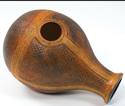 Tronco de arbol ahuecado. evolucion de la caja de resonancia de parlante.