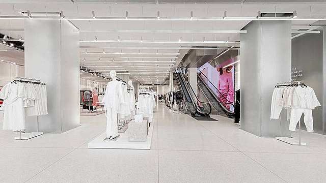 2014 ABRE CENTRO LOGISTICO EN CABANILLAS (ESPAÑA)