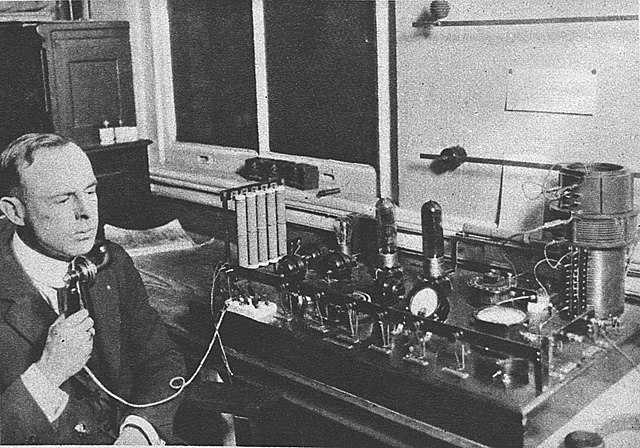 Primer comercial aparece en la radio