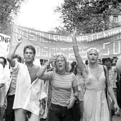 Timeline: MOVIMIENTO POR LA LIBERACIÓN DE LAS MUJERES Y LA LIBERACIÓN GAY