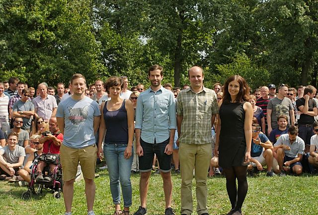 Döntés a párttá alakulásról